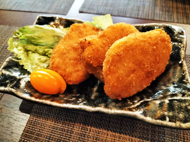 創作料理屋「肴菜 サンノセン」さん　里芋のコロッケ